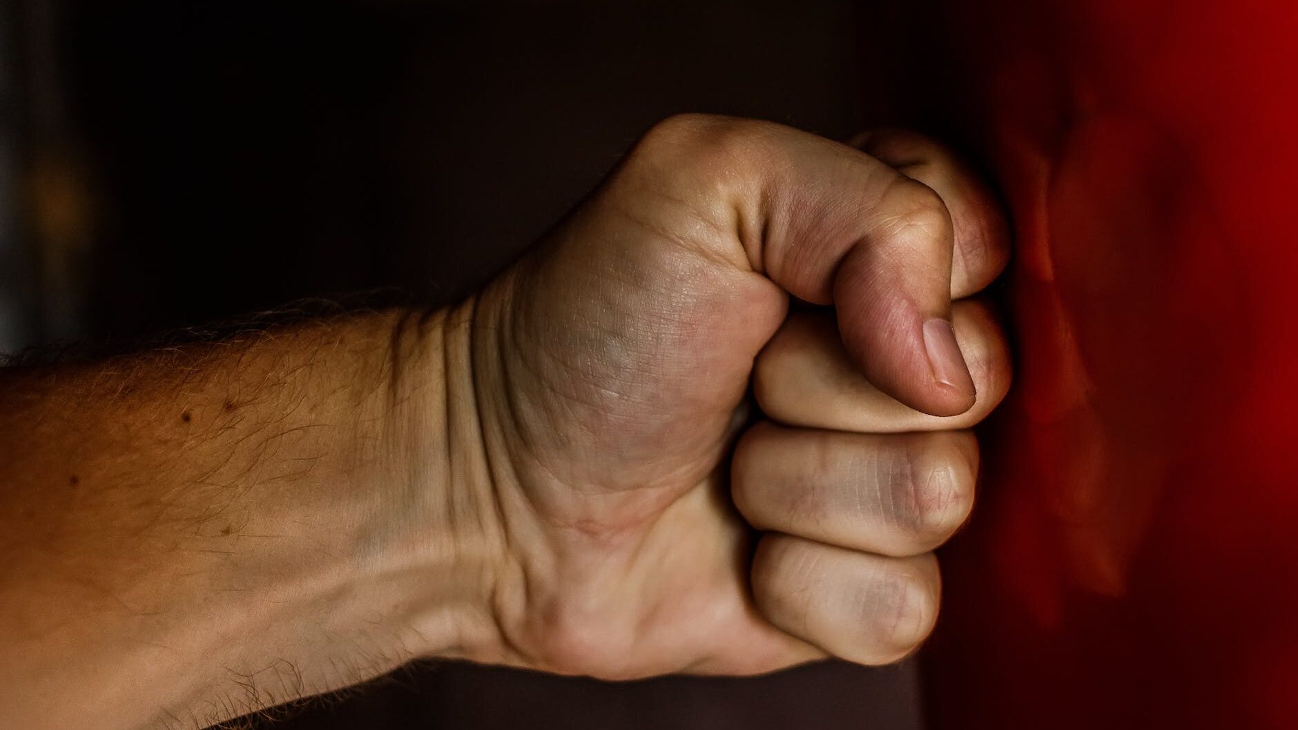 mano golpeando un saco de boxeo