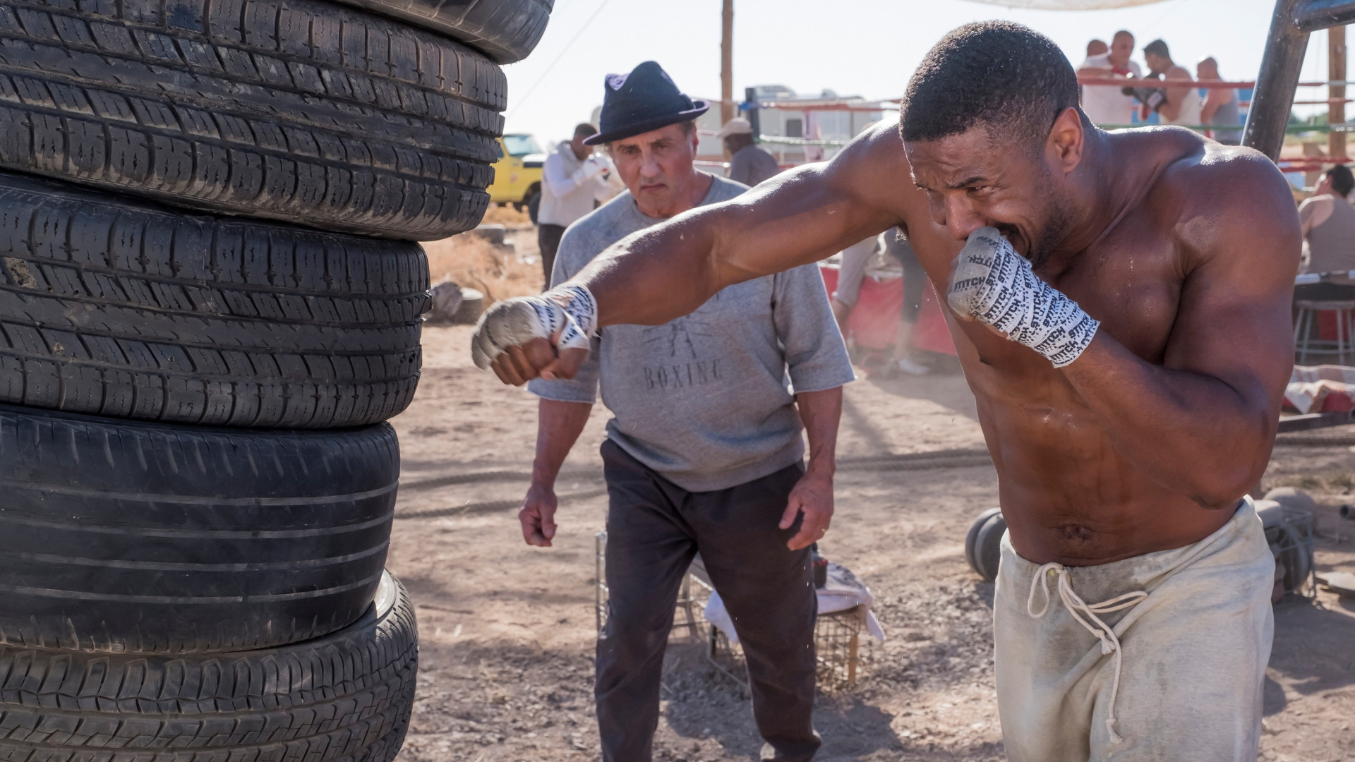 Un boxeador con unos hombros fuertes