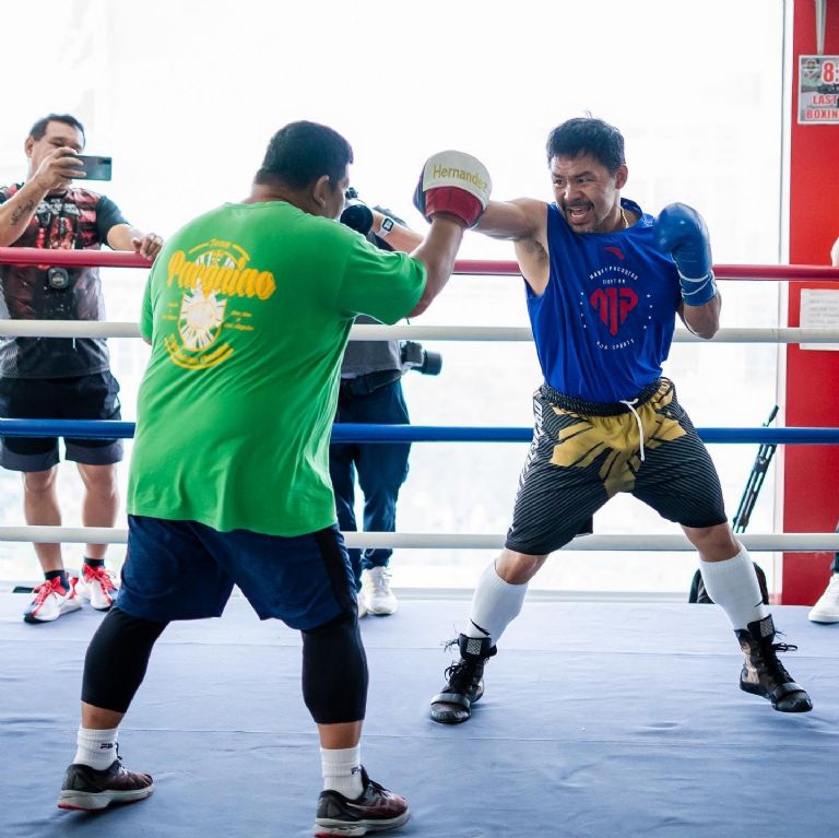 El boxeador, Manny Pacquiao utilizando medias compresivas en sus entrenamientos de boxeo.