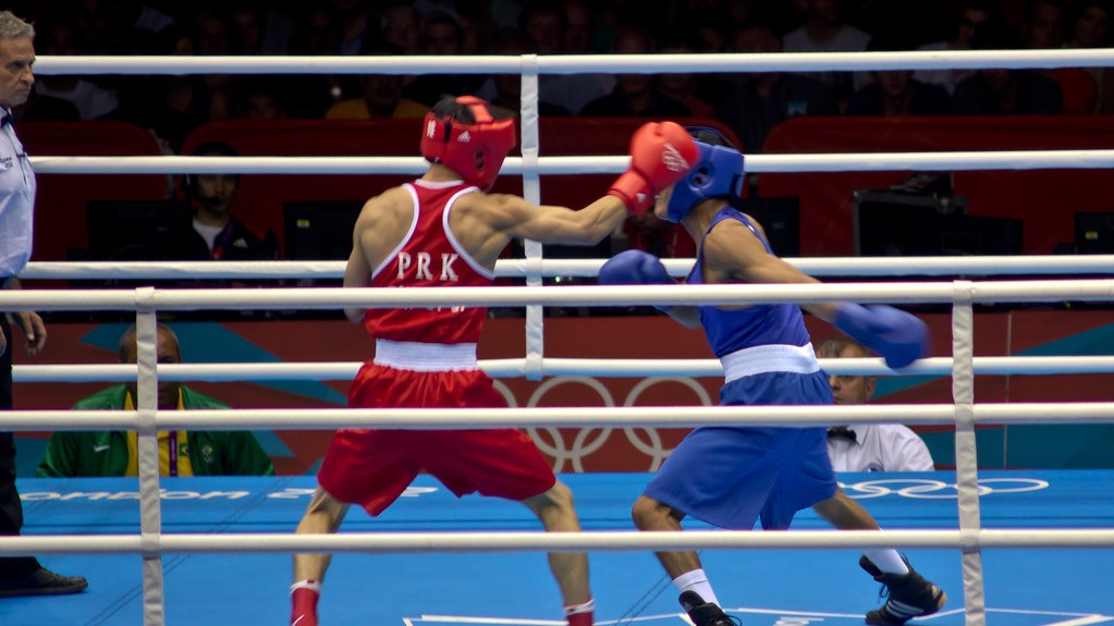 Boxeadores peleando después de haber pasado el pesaje