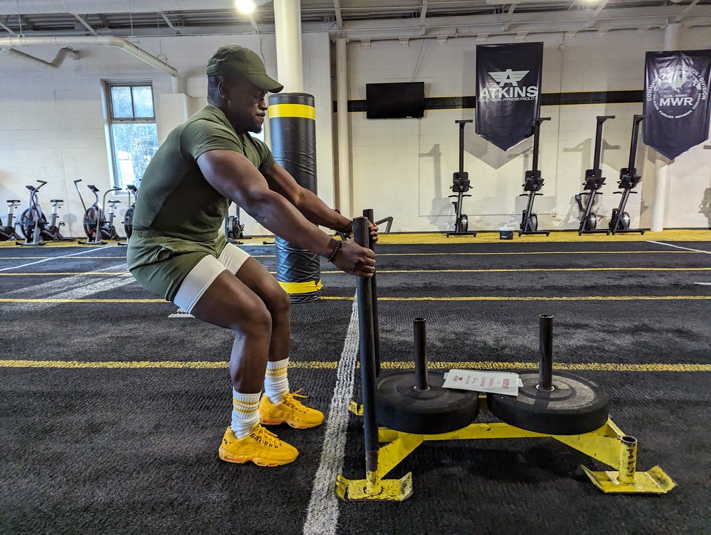 Hombre haciendo un entrenamiento de fuerza para mejorar su explosividad en boxeo.