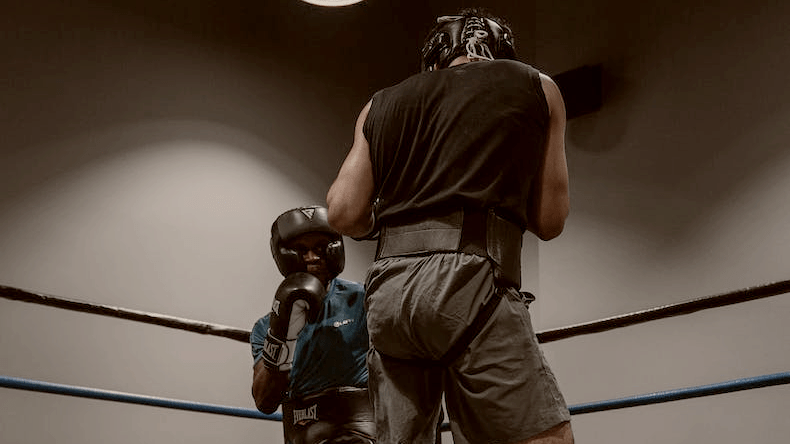 Boxeadores peleando con casco para evitar la oreja de coliflor