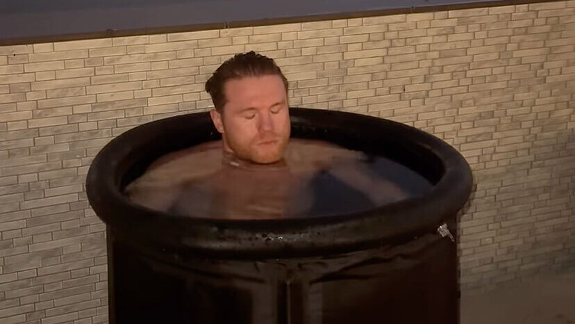 Canelo Alvarez recuperando sus musculos en un baño helado