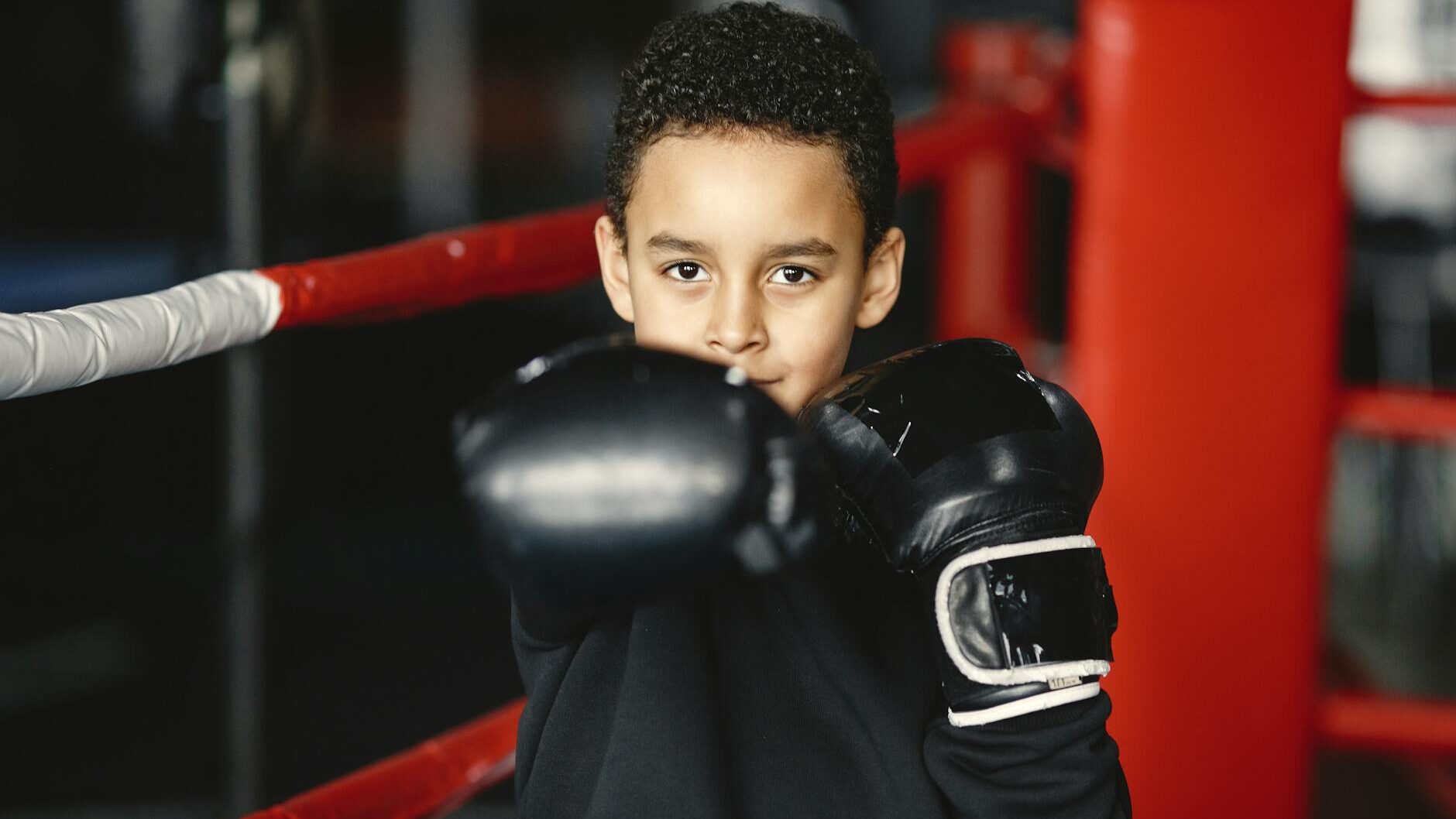 Niño con las manos vendadas y los guantes de boxeo puestos