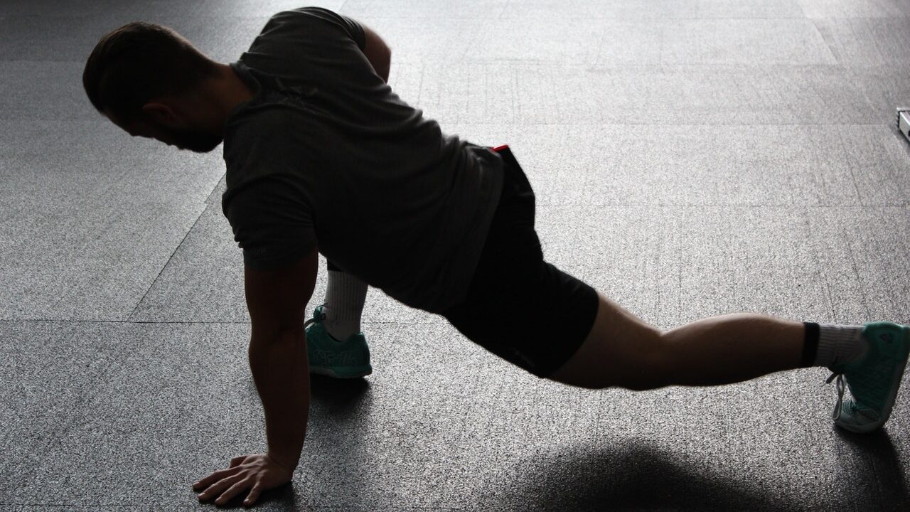 un boxeador estirando sus musculos depues de entrenar