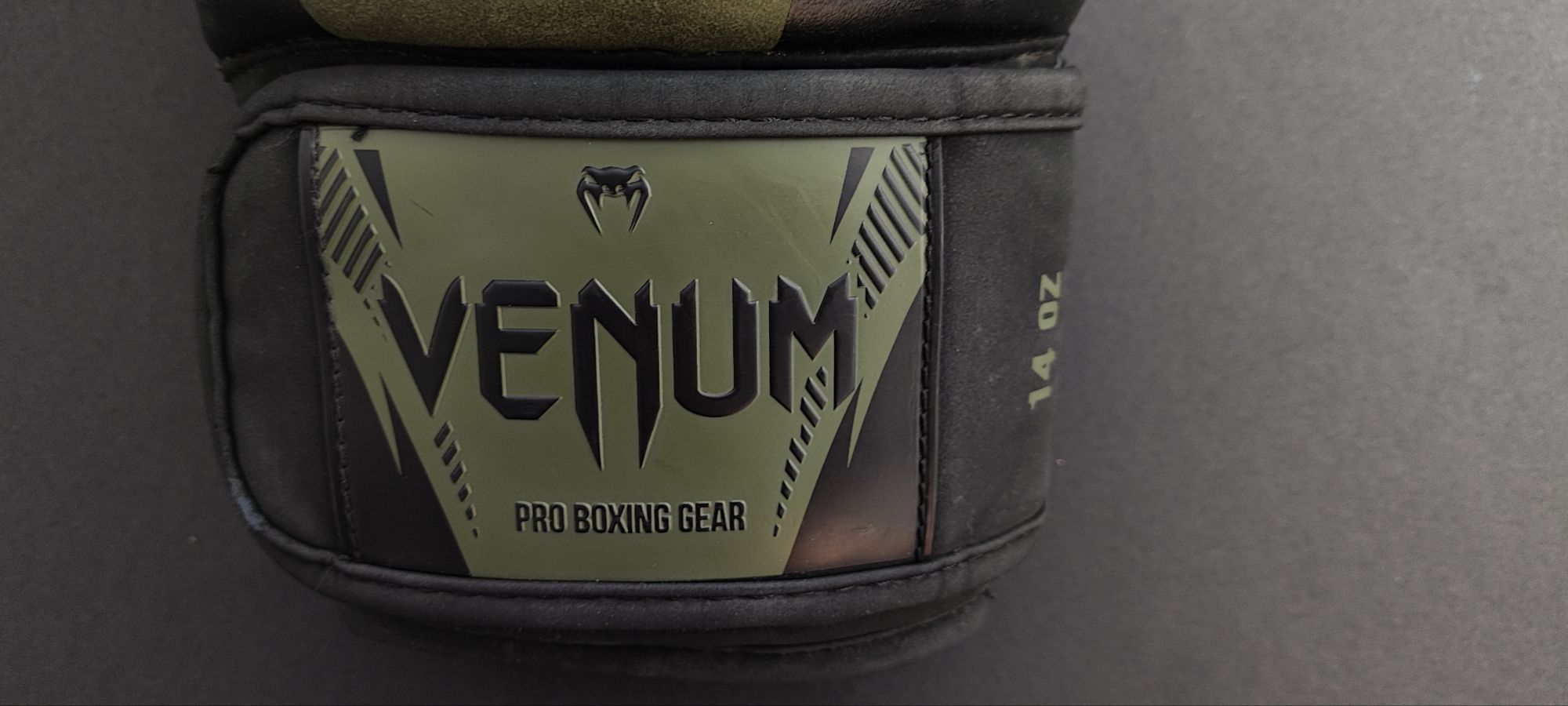 guantes de boxeo venum impact logo